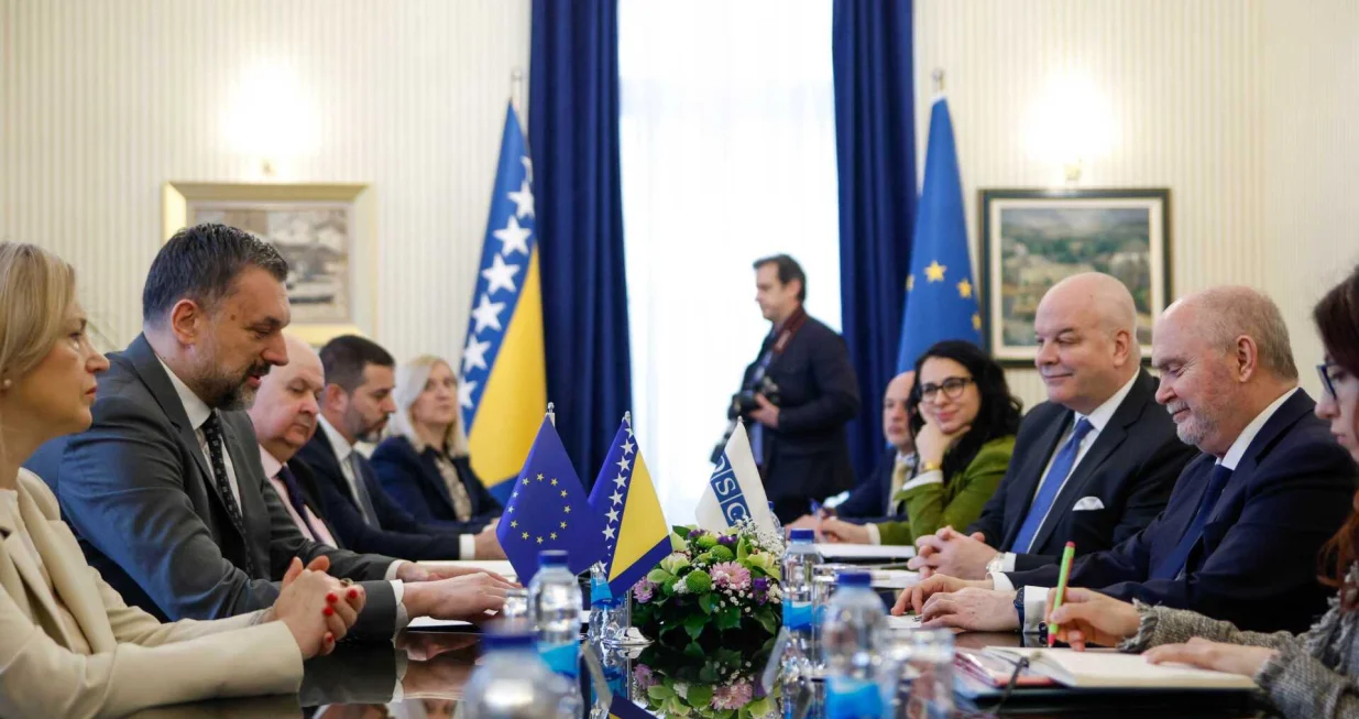 Generalni sekretar Organizacije za evsigurnost i saradnju (OSCE) Feridun H. Sinirlioğlu stigao je u posjetu Bosni i Hercegovini.Njegov i doček izaslanstva upriličen je u zgradi Ministarstva vanjskih poslova BiH, gdje su se sastali sa domaćinom, ministrom vanjskih poslova BiH Elmedinom Konakovićem./Damir Deljo