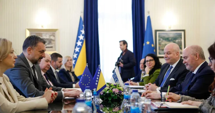 Generalni sekretar Organizacije za evsigurnost i saradnju (OSCE) Feridun H. Sinirlioğlu stigao je u posjetu Bosni i Hercegovini.Njegov i doček izaslanstva upriličen je u zgradi Ministarstva vanjskih poslova BiH, gdje su se sastali sa domaćinom, ministrom vanjskih poslova BiH Elmedinom Konakovićem./Damir Deljo