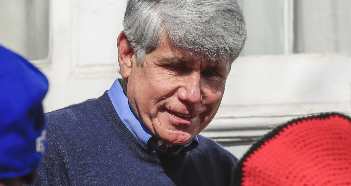 epa08228857 Former Illinois Governor Rod Blagojevich greets supporters after speaking for the first time since his release from federal prison at his home in Chicago, Illinois, USA 19 February 2020. Blagojevich served eight years of a 14 year federal prison sentence after being convicted of corruption. His sentence was commuted by US President Donald J. Trump on 18 February. EPA/TANNEN MAURY/Tannen Maury