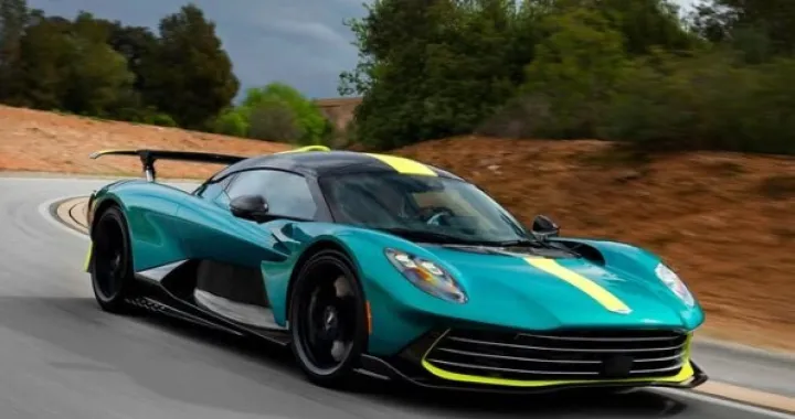 Aston Martin valhalla/