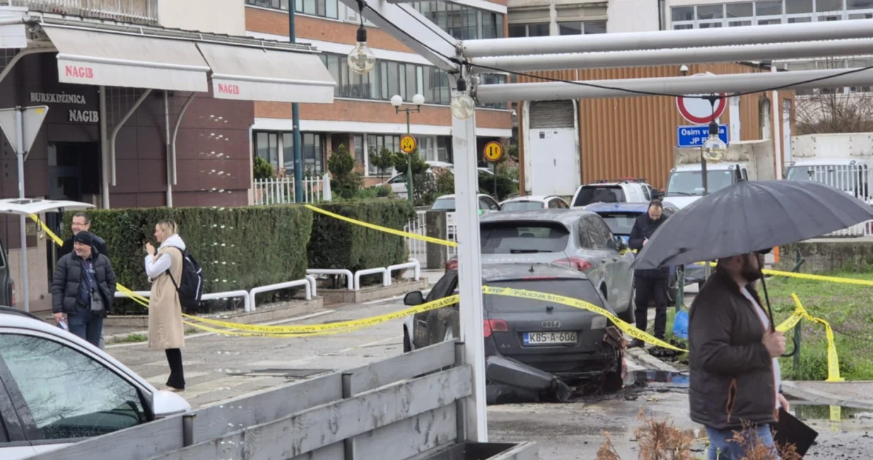 gorio automobil u ulici envera šehovića Čitatelj (/ Čitatelj