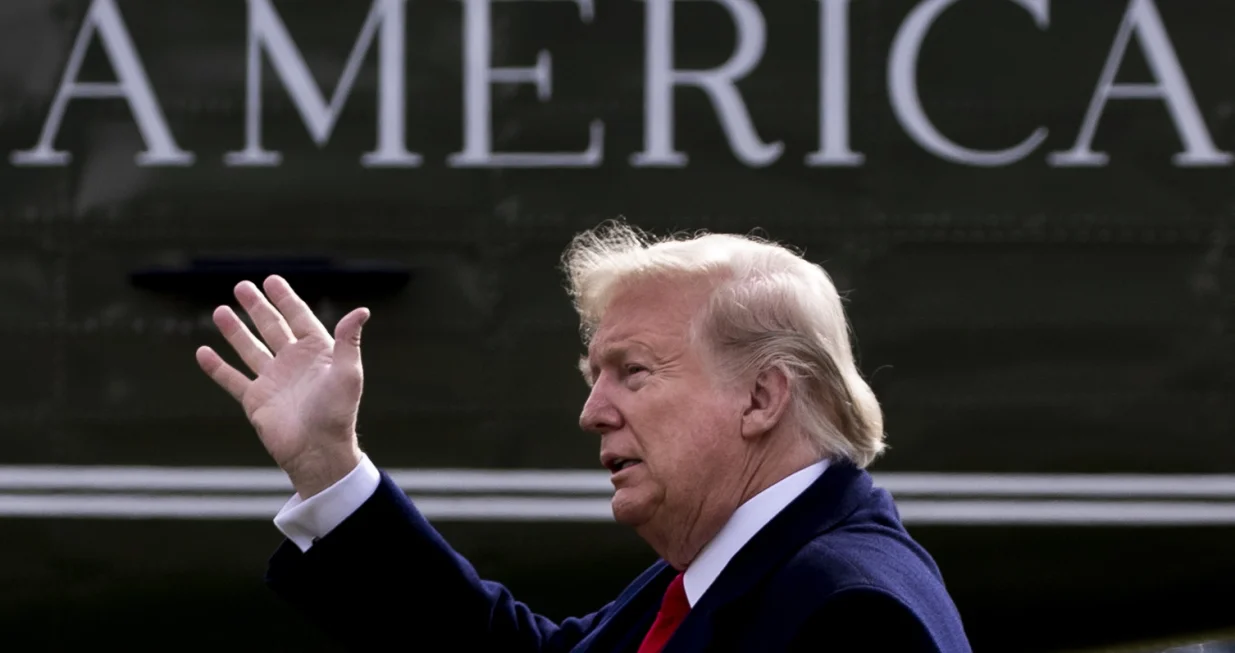 epaselect epa08179906 US President Donald J. Trump waves as he walks across the South Lawn of the White House to depart by Marine One (seen behind), in Washington, DC, USA, 30 January 2020. Trump travels to Michigan to deliver remarks regarding the United States Mexico Canada Trade Agreement (USMCA) and then travels to Iowa to participate in a campaign rally. EPA/MICHAEL REYNOLDS/Michael Reynolds