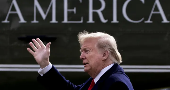 epaselect epa08179906 US President Donald J. Trump waves as he walks across the South Lawn of the White House to depart by Marine One (seen behind), in Washington, DC, USA, 30 January 2020. Trump travels to Michigan to deliver remarks regarding the United States Mexico Canada Trade Agreement (USMCA) and then travels to Iowa to participate in a campaign rally. EPA/MICHAEL REYNOLDS/Michael Reynolds
