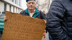 Protesti ispred Parlamenta FBiH, građani poručili: "Cijela država je kamenolom"/Damir Deljo