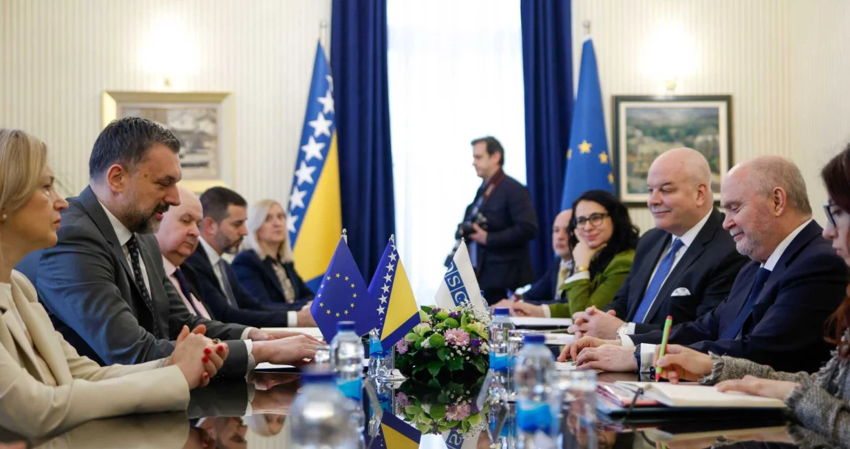 Generalni sekretar Organizacije za evsigurnost i saradnju (OSCE) Feridun H. Sinirlioğlu stigao je u posjetu Bosni i Hercegovini.Njegov i doček izaslanstva upriličen je u zgradi Ministarstva vanjskih poslova BiH, gdje su se sastali sa domaćinom, ministrom vanjskih poslova BiH Elmedinom Konakovićem./Damir Deljo