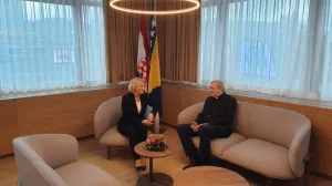 Mons. Franjo Topić sa Borjanom Krišto/Željko Galić/Željko Galić