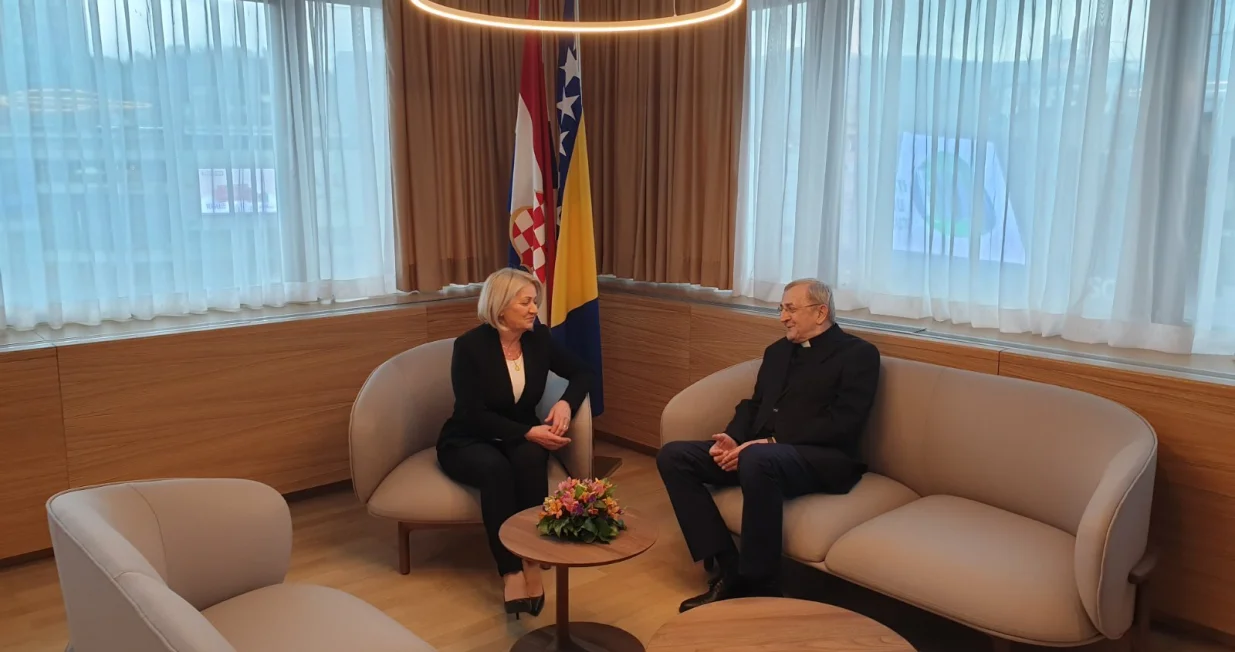 Mons. Franjo Topić sa Borjanom Krišto/Željko Galić/Željko Galić