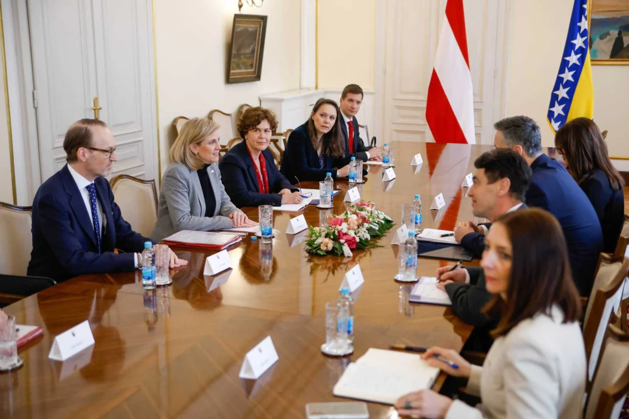 Član Predsjedništva BiH dr. Denis Bećirović razgovarao je sa saveznom ministricom za evropske i međunarodne poslove Republike Austrije Beatom Meinl-Reisinger/Damir Deljo