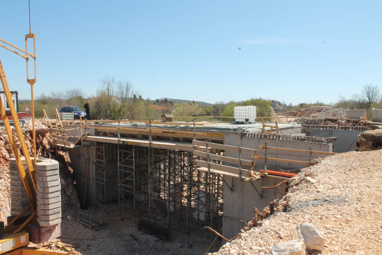 Radovi na izgradnji magistralne ceste Stolac - Neum izvode se u skladu s planiranom dinamikom, a kompletna dionica dužine 36 kilometara podjeljena je na sedam lotova. Nedavno su okončani radovi na dionici Stari Neum - Broćanac (dugačka 12 kilometara), a trenutno se radi na dionici Broćanac - Prapratnica, uključujući i radove na raskrsnicama Babin Do i Oskrušnica. Izvođač je kompanija Strabag AG, a vrijednost ugovora je 10.309.959,74 maraka. Predviđeni rok za završetak je juli ove godine. (Željko Milicevic - Anadolu Agency)/Željko Milicevic