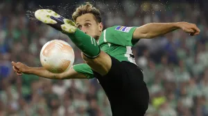 epaselect epa10241588 Real Betis' Sergio Canales in action during the UEFA Europa League soccer match between Real Betis and AS Roma held at Benito Villamarin Stadium, in Sevilla, Spain, 13 October 2022. EPA/JULIO MUNOZ