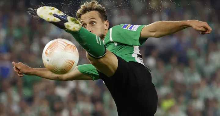 epaselect epa10241588 Real Betis' Sergio Canales in action during the UEFA Europa League soccer match between Real Betis and AS Roma held at Benito Villamarin Stadium, in Sevilla, Spain, 13 October 2022. EPA/JULIO MUNOZ