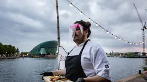 Otvaraju se kafići, restorani, frizerski saloni i druge uslužne djelatnosti koje su bile zatvorene oko dva mjeseca. Uz otvaranje objekata dolaze i mjere zaštite koje propisuju vlade i koje su različite od zemlje do zemlje. U Amsterdamu u jednom restoranu konobari koji nose vizire i rukavice poslužuju goste.Naime, izvan zatvorenog dijela restorana napravljena je staklena bašta, nekoliko manjih staklenih objekata, u kojima mogu sjediti maksimalno tri osobe. (Paco Núñez - Anadolu Agency)/Paco Núñez