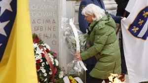 Polaganje cvijeća na Spomen obilježje Vječna vatra/Senad Gubelić 