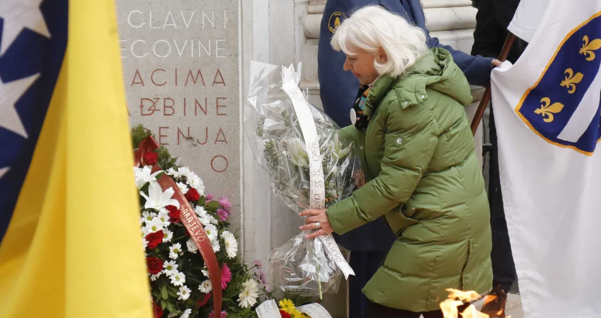 Polaganje cvijeća na Spomen obilježje Vječna vatra/Senad Gubelić 