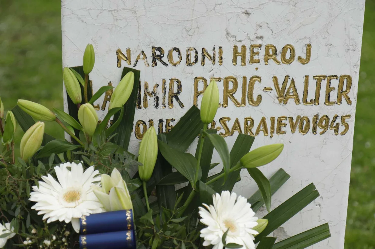 Položeno je cvijeće na bistu Vladimira Perića - Valtera/Senad Gubelić/Senad Gubelić