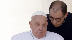 VATIKAN (AA) - Poglavar Rimokatoličke crkve papa Franjo u nedjelju se prvi put pojavio u javnosti otkako je prije dvije sedmice otpušten iz bolnice nakon liječenja obostrane upale pluća.Papa se pojavio na Trgu svetog Petra u Vatikanu u invalidskim kolicima kako bi pozdravio vjernike.Nakon što je pet sedmica bio na liječenju u rimskoj bolnici Gemelli zbog po život opasne obostrane upale pluća, 88-godišnji papa pojavio se na misi za bolesne i zdravstvene radnike u nedjelju."Dobra nedjelja svima", rekao je papa Franjo.Tokom tradicionalne mise uputio je molitvu za ljekare, medicinske sestre i zdravstvene radnike čija misija nije laka i mora se podržavati i poštovati. (Riccardo De Luca - Anadolu Agency)/