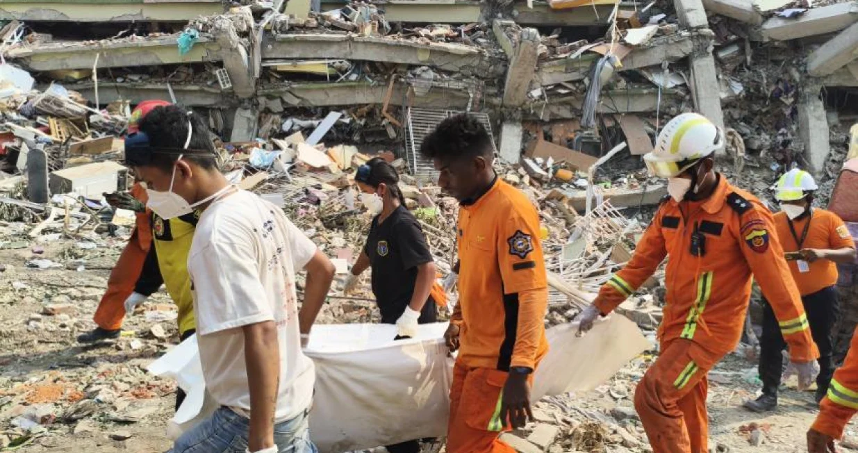 Mandalay, Mijanmar - 2. april 2025:Spasilački timovi nastavljaju pretraživati ruševine nakon snažnog zemljotresa koji je pogodio Mijanmar. Dok se spasilački napori nastavljaju u regiji Mandalay u Mijanmaru, vojna hunta je odbila primirje s pobunjeničkim grupama nakon zemljotresa koji je do sada odnio više od 2.700 života (Myanmar Fire Services Department - Anadolu Agency)/