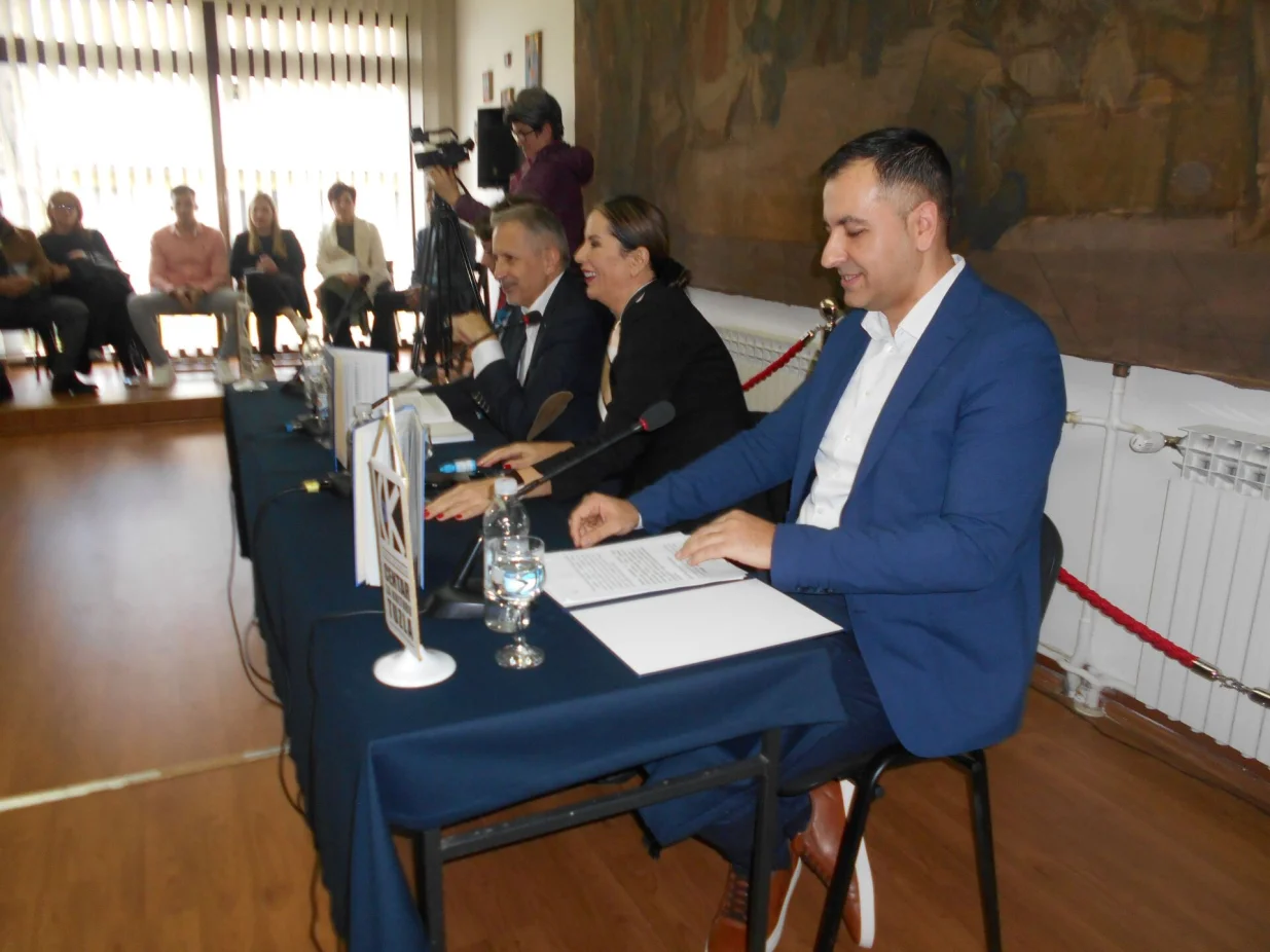 Promocija knjige "Hirurgija kroz prikaze slučajeva" autorice prof. dr. med. sci. Mirhe Agić održana je u Ateljeu "Ismet Mujezinović" u Tuzli/Duška Rebić