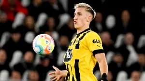 epa10294296 Dortmund's Nico Schlotterbeck in action during the German Bundesliga soccer match between VfL Wolfsburg and Borussia Dortmund in Wolfsburg, Germany, 08 November 2022. EPA/FILIP SINGER (ATTENTION: The DFL regulations prohibit any use of photographs as image sequences and/or quasi-video.)