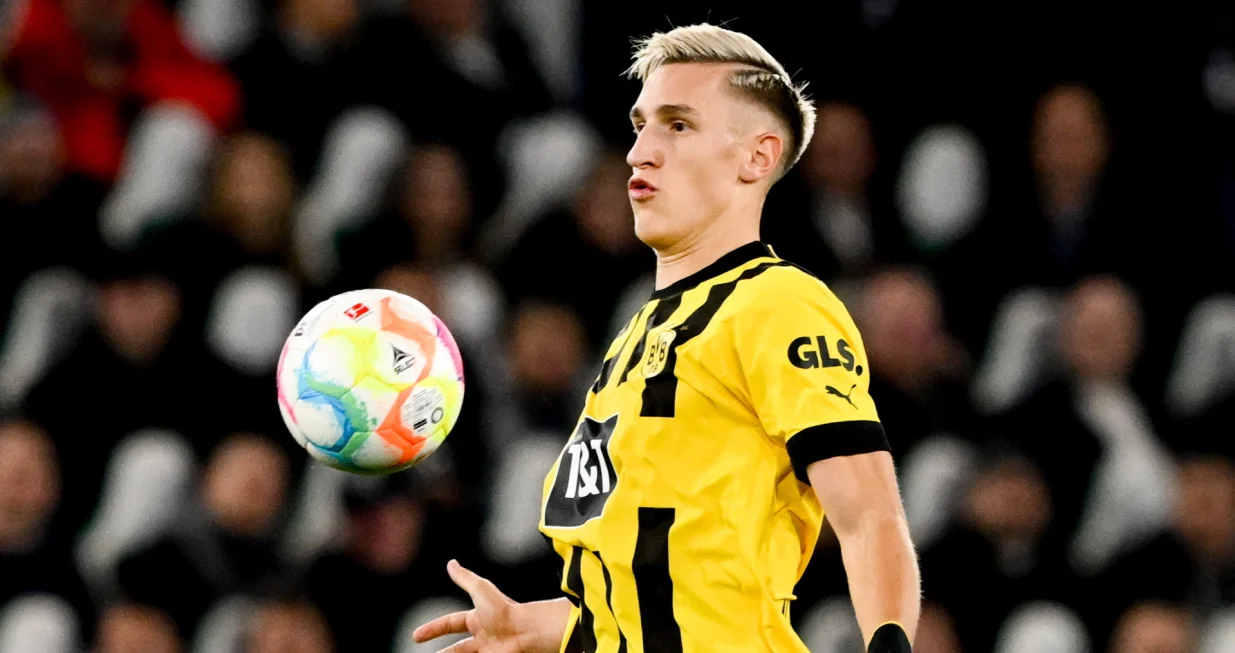 epa10294296 Dortmund's Nico Schlotterbeck in action during the German Bundesliga soccer match between VfL Wolfsburg and Borussia Dortmund in Wolfsburg, Germany, 08 November 2022. EPA/FILIP SINGER (ATTENTION: The DFL regulations prohibit any use of photographs as image sequences and/or quasi-video.)