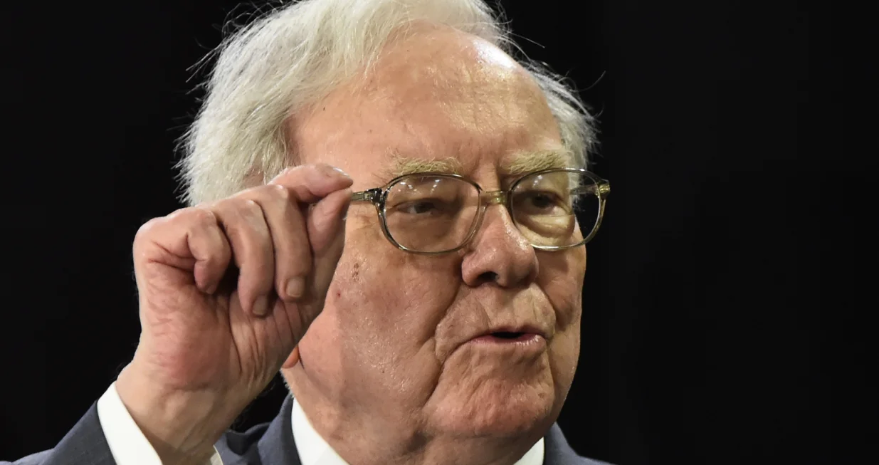 epa08398520 (FILE) - Berkshire Hathaway CEO Warren Buffett answers questions for a crowd inside his new North Texas store for a cancer benefit in The Colony, Texas, USA, 08 April 2015 (reissued 03 May 2020). Berkshire Hathaway Chairman Warren Buffet on 02 May said his conglomerate Berkshire Hathaway had sold the entire stakes in the four biggest US airlines. EPA/LARRY W. SMITH *** Local Caption *** 51879026/Larry W. Smith