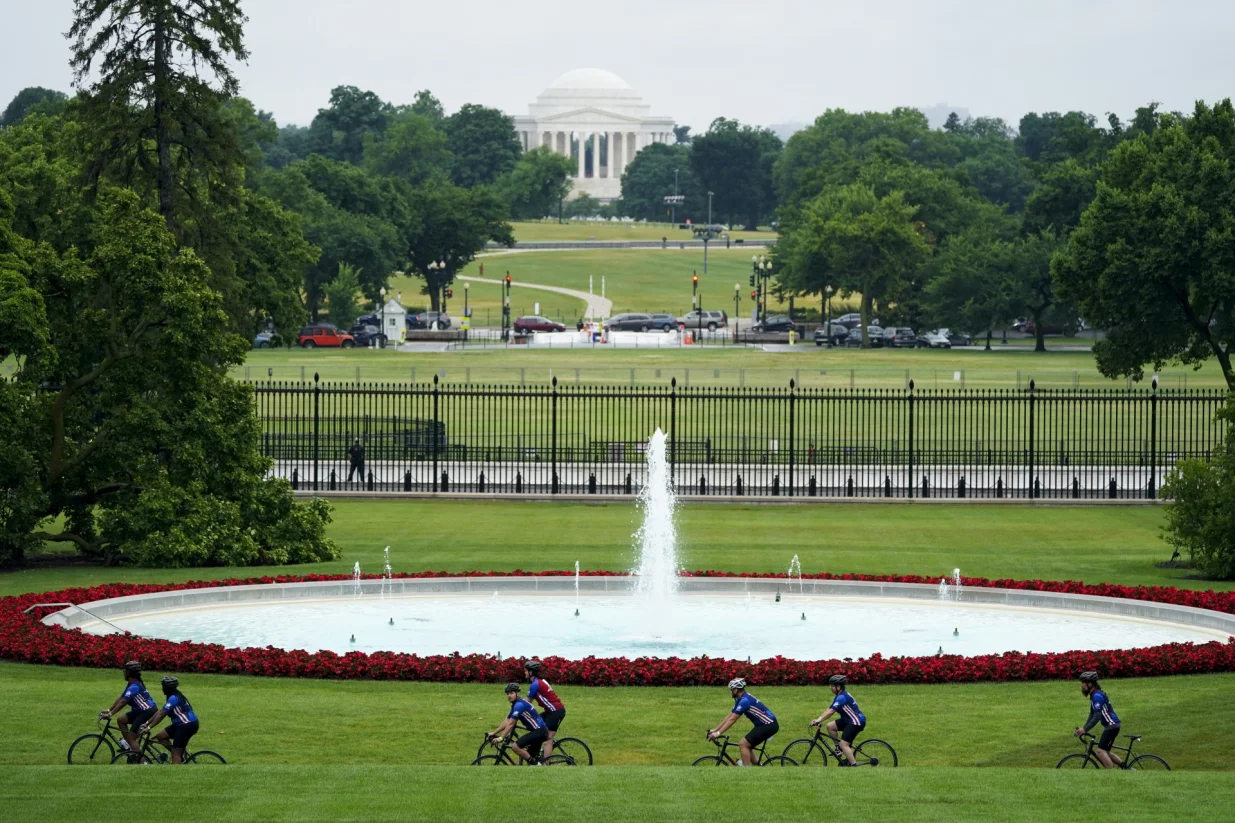 epa10030092 Participants in the annual wounded warrior Soldier Ride ride around the South Lawn of the White House in Washington, DC, USA, 23 June 2022. The annual Soldier Ride recognizes the service, sacrifice, and recovery journey for wounded, ill, and injured service members and veterans. EPA/SHAWN THEW/Shawn Thew