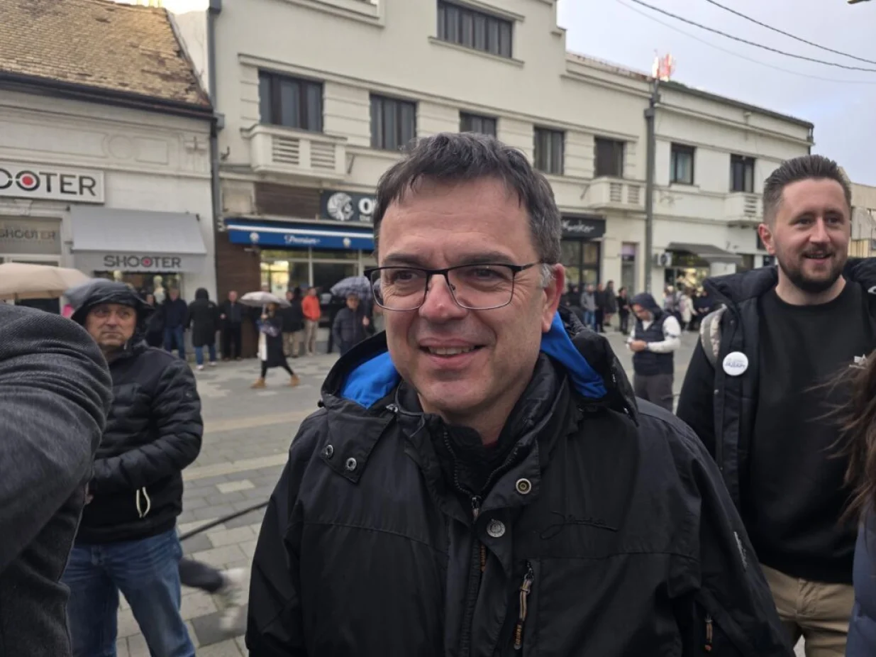 Glumac Stojković na protestima protiv rudarenja na Majevici/