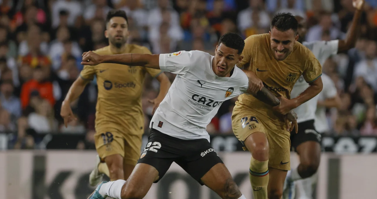 epa10274011 Valencia's Marcos Andre (C) vies for the ball against FC BArcelona's defender Eric Garcia (R) during the Spanish LaLiga soccer match between Valencia CF and FC Barcelona, in Valencia, 29 October 2022. EPA/Juan Carlos Cardenas