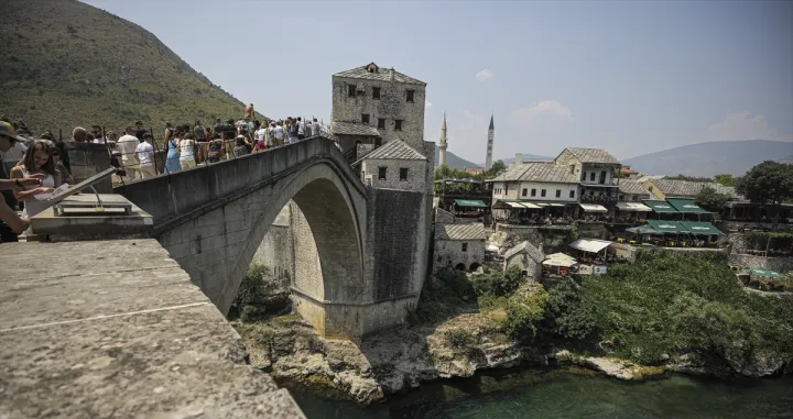 Mostar ljeto, Stari most, turisti/Anadolija/