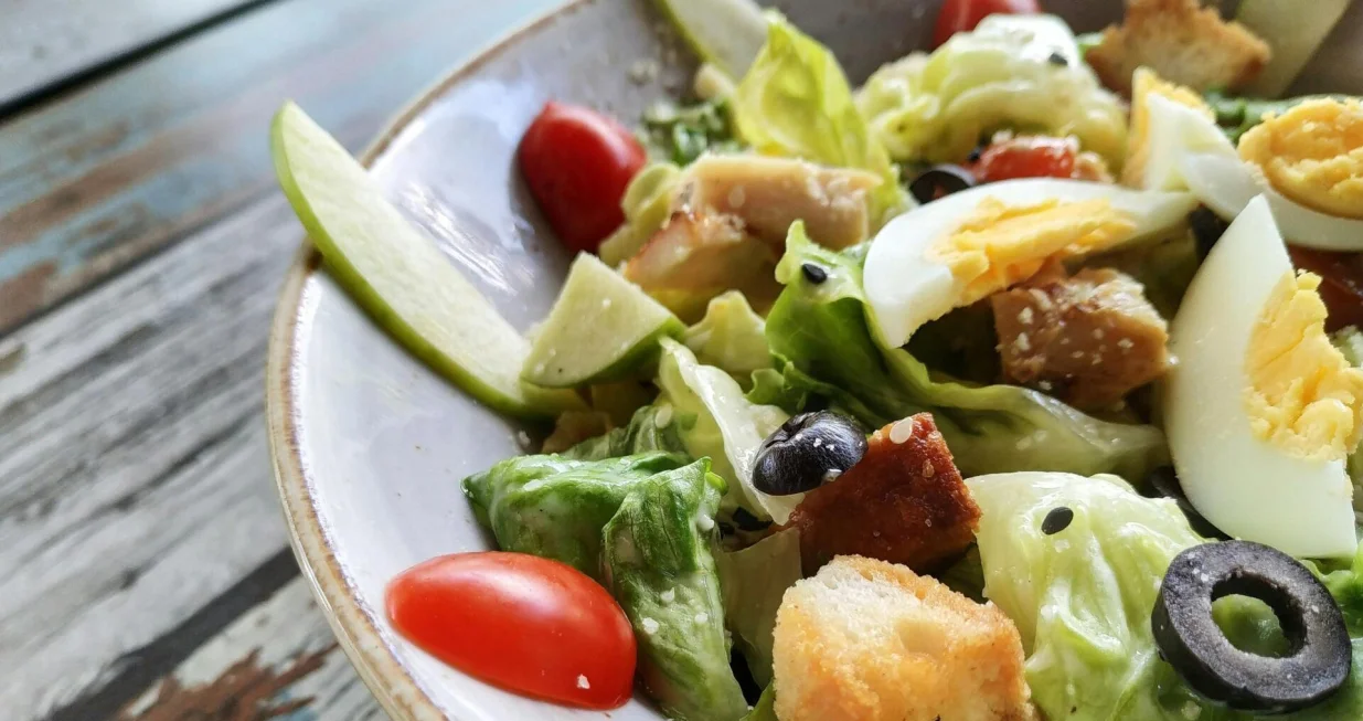 Mediteranska salata s jajima, avokadom i povrćem/Anthony Leong