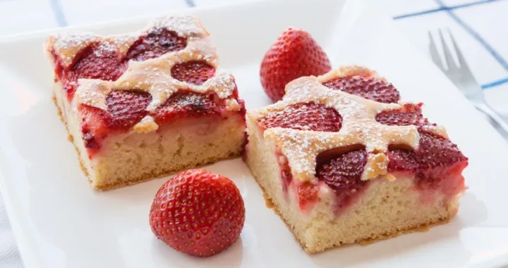 Kolač s jagodama i grizom//