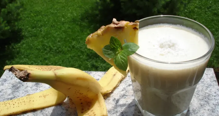Napitak od ananasa, banane i meda//