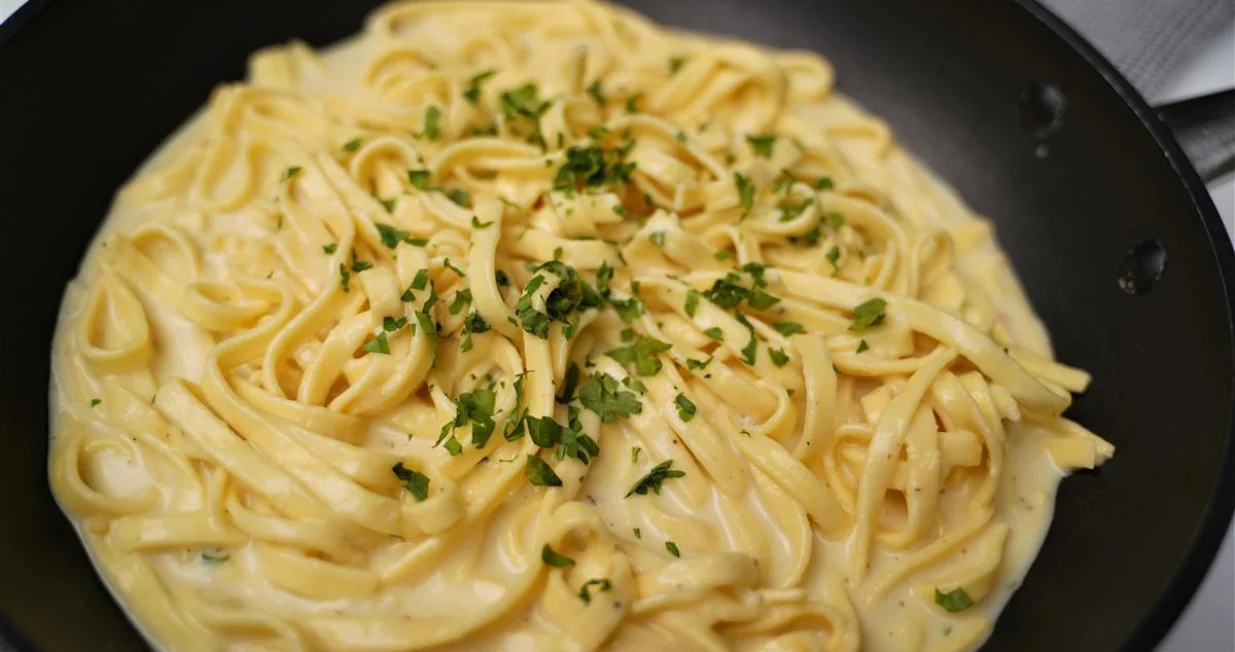 Fettuccine s bijelim lukom i parmezanom//