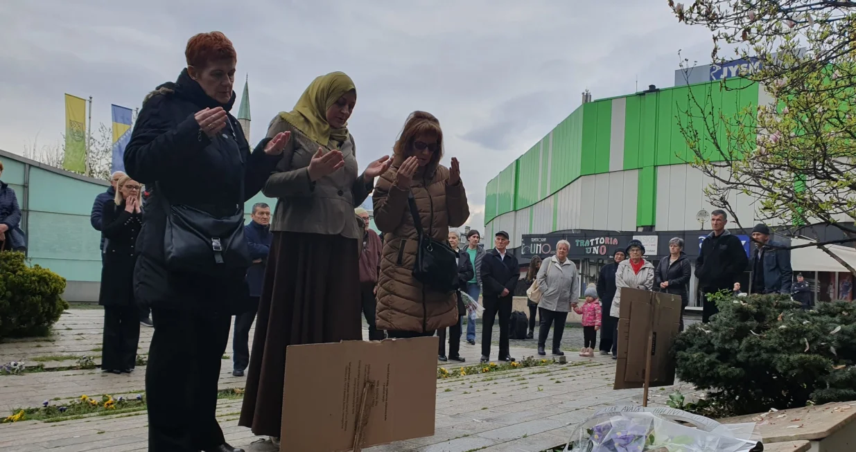 Predstavnici Udruženja civilnih žrtava rata 1992. - 19 95. Zenica polažu cvijeće na spomen-obilježje stradalim u granatiranju Zenice/Muhamed Tunović