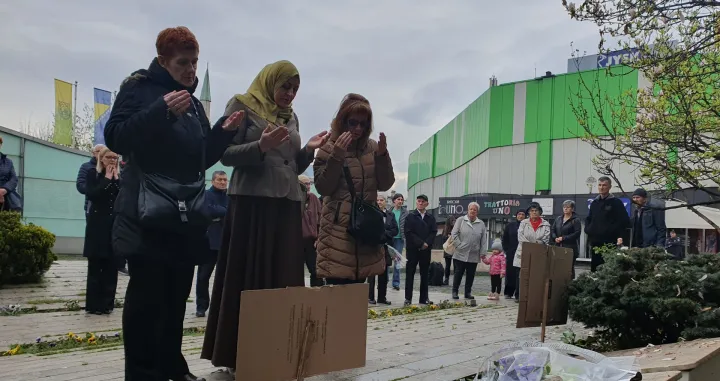 Predstavnici Udruženja civilnih žrtava rata 1992. - 19 95. Zenica polažu cvijeće na spomen-obilježje stradalim u granatiranju Zenice/Muhamed Tunović