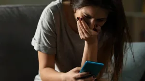 Osvetnička pornografija, šokirana žena, gole slike, zabrinuta žena/