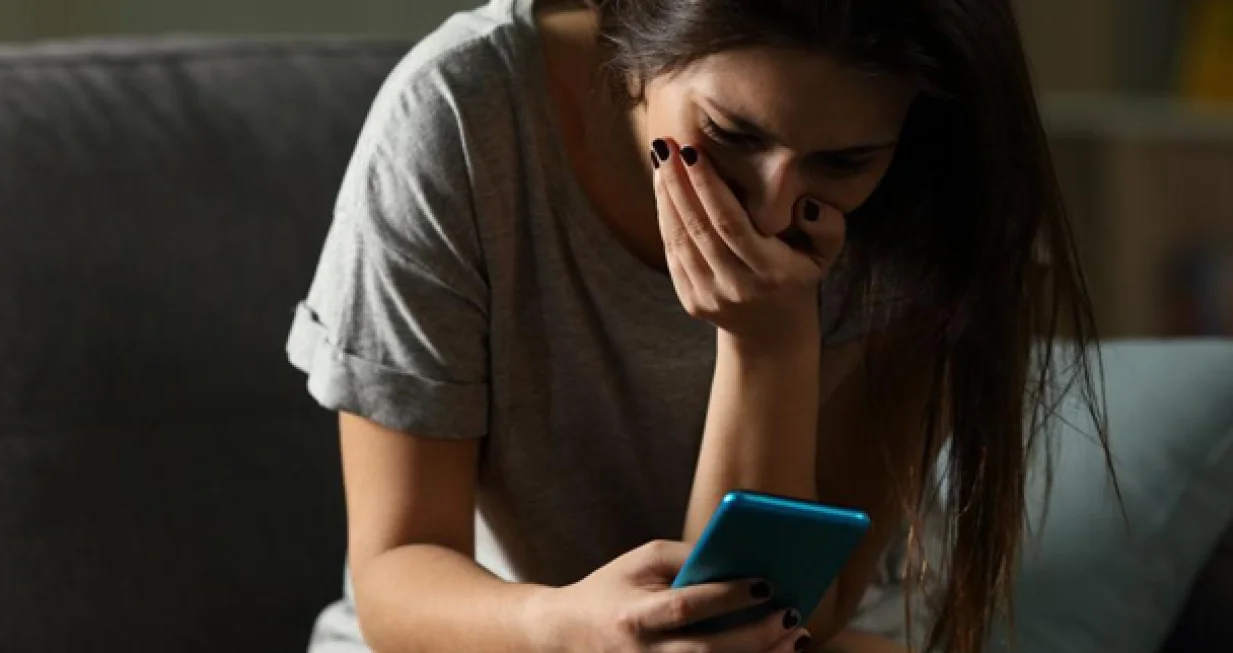 Osvetnička pornografija, šokirana žena, gole slike, zabrinuta žena/