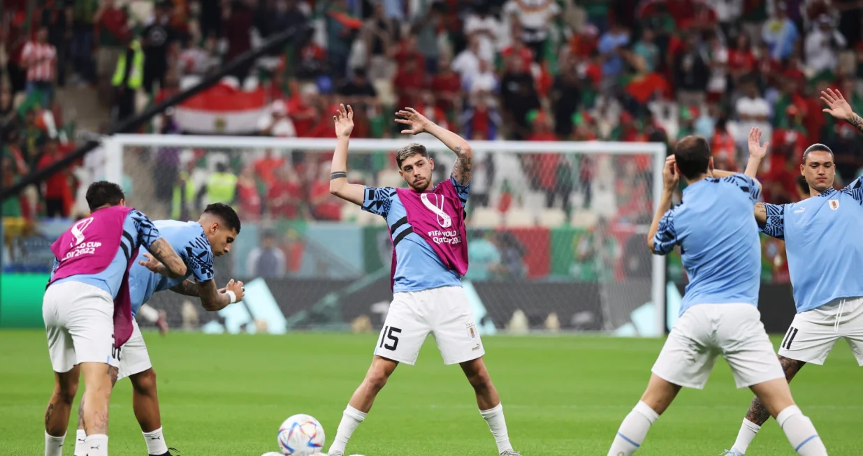 epa10334941 Federico Valverde of Uruguay and teammates warm up ahead of the FIFA World Cup 2022 group H soccer match between Portugal and Uruguay at Lusail Stadium in Lusail, Qatar, 28 November 2022. EPA/Mohamed Messara