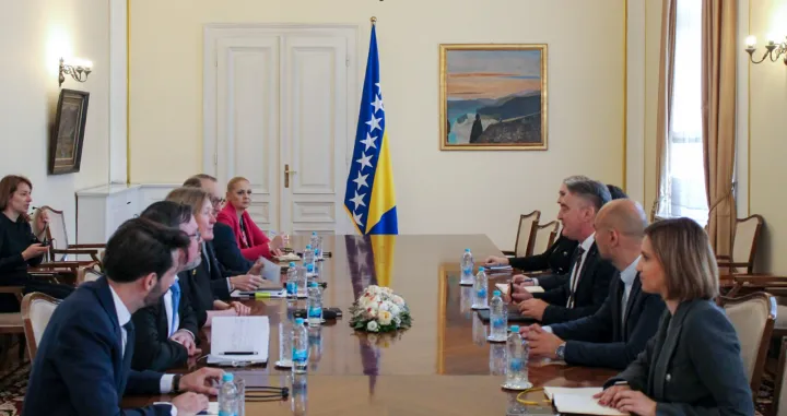 Željko Komšić i ambasadori grupe država prijatelja Zapadnog Balkana (Austrija, Češka Republika, Grčka, Hrvatska, Italija, Slovačka i Slovenija); sastanku su prisustvovali ambasadorica Češke Republike Nj. E. Jana K. Lolić Šindelková, ambasador Republike Slovenije Nj. E. Damijan Sedar, ambasador Republike Austrije, Nj. E. Georg Diwald, te predstavnici ambasada Slovačke, Italije i Grčke u BiH//