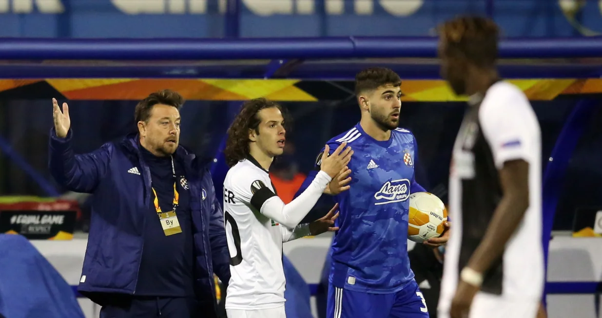 epa08801632 Coach Alen Peternac (L) of Wolfsberg in quarrel with Dinamo's Josko Gvardiol (R) and Matthaus Taferner of Wolfsberg (c) during the UEFA Europa League group K soccer match between Dinamo Zagreb and Wolfsberger AC at Maksimir stadium in Zagreb, Croatia, 5 Noveber 2020. EPA/DANIEL KASAP