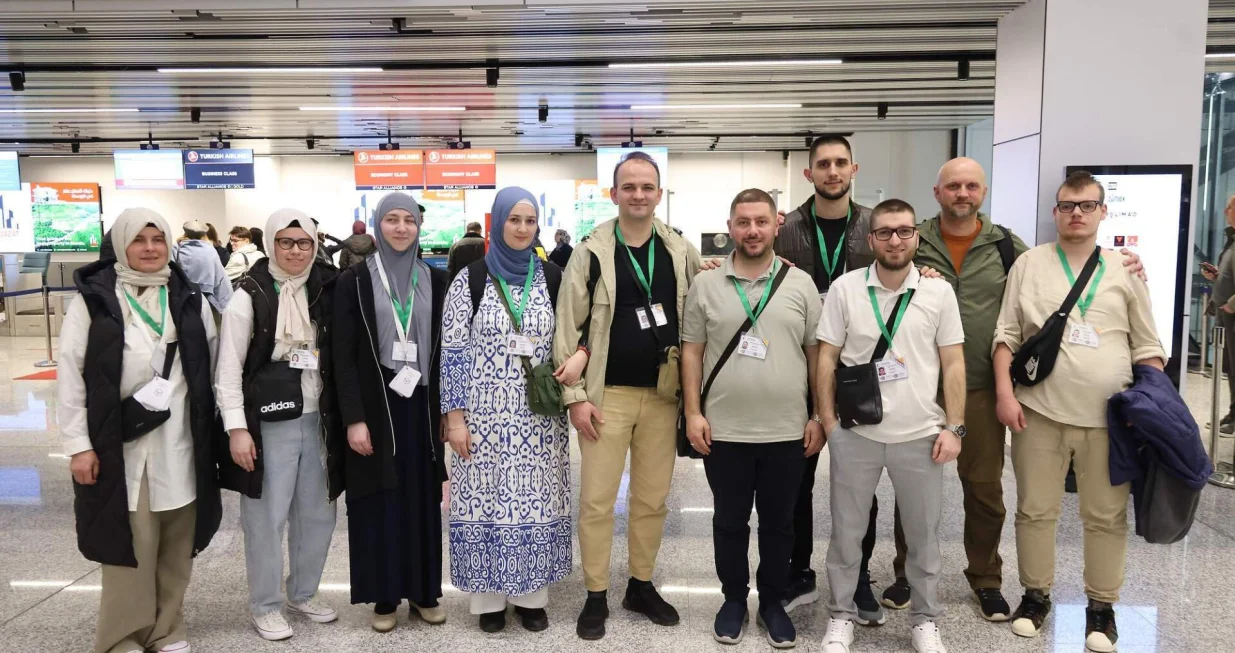 Prva grupa gluhih vjernika iz BiH otputovala na umru/Mina