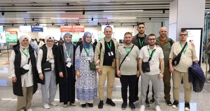 Prva grupa gluhih vjernika iz BiH otputovala na umru/Mina