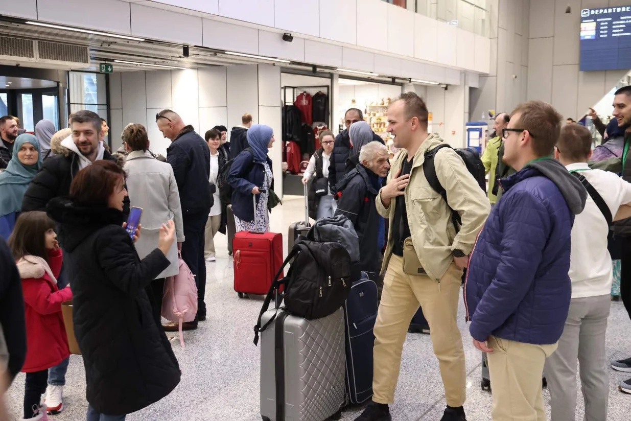 Prva grupa gluhih vjernika iz BiH otputovala na umru/Mina