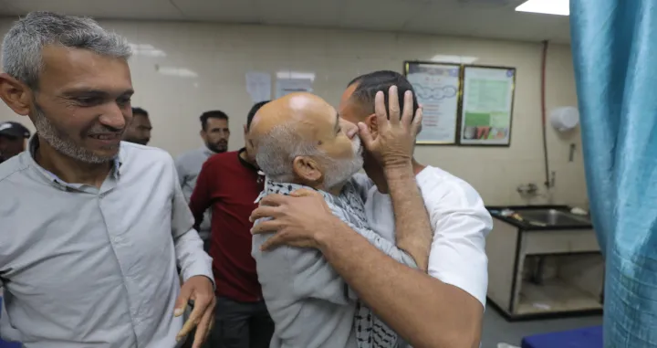 DEIR AL-BALAH, GAZA - 10. APRIL: Izraelska vojska pustila je jutros oko 80 palestinskih pritvorenika iz Pojasa Gaze. (Moiz Salhi - Anadolu Agency)/