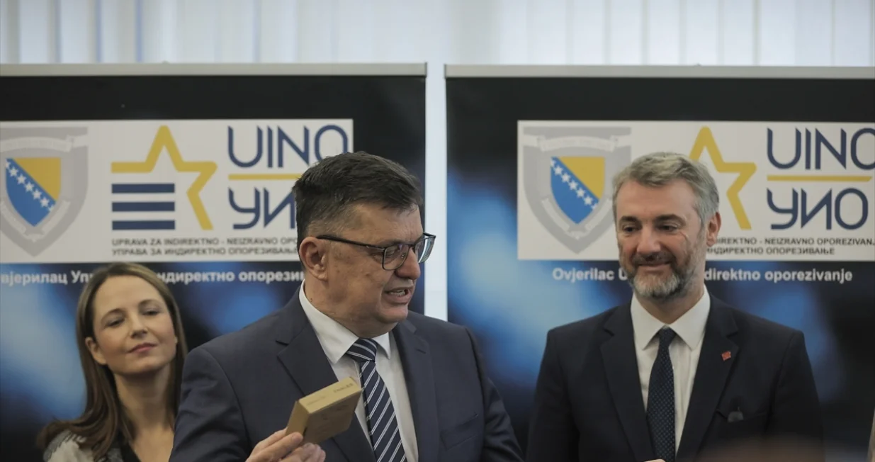 Digitalni kvalifikovani potpis, uručenje kartice, kartica (UIO BiH), Zoran Tegeltija, Edin Forto/Anadolija