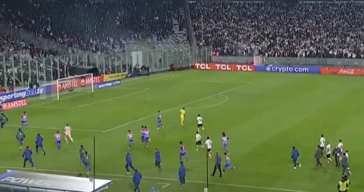 Neredi su se prenijeli i na samu utakmicu (FOTO: Screenshot)