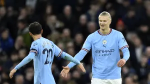 epa10383980 Erling Haaland (R) of Manchester City celebrates with teammates Bernardo Silva (L) after scoring the 1-0 lead during the English Premier League soccer match between Manchester City and Everton in Manchester, Britain, 31 December 2022. EPA/Peter Powell EDITORIAL USE ONLY. No use with unauthorized audio, video, data, fixture lists, club/league logos or 'live' services. Online in-match use limited to 120 images, no video emulation. No use in betting, games or single club/league/player publications