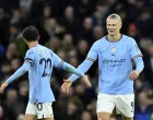 epa10383980 Erling Haaland (R) of Manchester City celebrates with teammates Bernardo Silva (L) after scoring the 1-0 lead during the English Premier League soccer match between Manchester City and Everton in Manchester, Britain, 31 December 2022. EPA/Peter Powell EDITORIAL USE ONLY. No use with unauthorized audio, video, data, fixture lists, club/league logos or 'live' services. Online in-match use limited to 120 images, no video emulation. No use in betting, games or single club/league/player publications