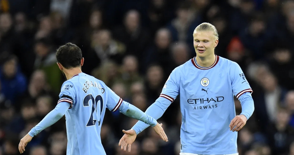epa10383980 Erling Haaland (R) of Manchester City celebrates with teammates Bernardo Silva (L) after scoring the 1-0 lead during the English Premier League soccer match between Manchester City and Everton in Manchester, Britain, 31 December 2022. EPA/Peter Powell EDITORIAL USE ONLY. No use with unauthorized audio, video, data, fixture lists, club/league logos or 'live' services. Online in-match use limited to 120 images, no video emulation. No use in betting, games or single club/league/player publications