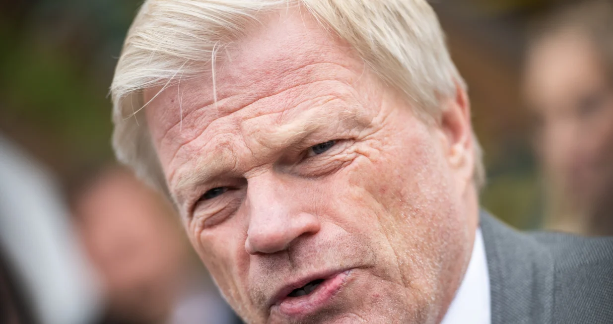 epa10191322 Bayern Munich chief executive officer Oliver Kahn attends the 187th edition of the traditional Oktoberfest beer and amusement festival in Bavaria state's capital of Munich, Germany, 18 September 2022. The Oktoberfest 2022 runs from 17 September to 03 October 2022 and several millions of visitors are expected from all over the world. The event resumes after being canceled for two years in a row due to the coronavirus disease (COVID-19) pandemic. EPA/CHRISTIAN BRUNA